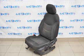 Scaunul șoferului Chevrolet Volt 16 - fără airbag, manual, material textil negru cu linie albastră, necesită curățare chimică.