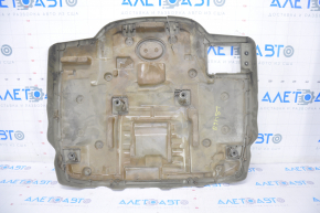 Capacul motorului Lexus LS460 07-12 are o fisură, lipsește capacul.