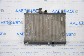 Radiatorul de răcire a apei pentru Nissan Versa 1.8 10-12 este zdrobit, nu are capac.