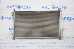 Radiatorul condensatorului de aer condiționat Nissan Rogue 14-20 este ars și zdrobit