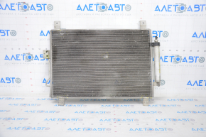 Radiatorul condensatorului de aer condiționat Infiniti JX35 QX60 13- are celulele desprinse și zdrobite.