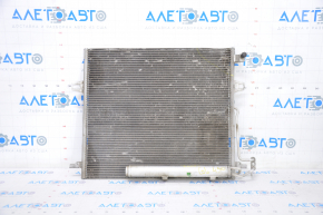 Radiatorul condensatorului de aer condiționat Mercedes X164 GL W164 ML W251 R este îndoit.