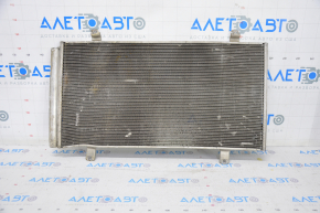 Radiatorul condensatorului de aer condiționat Toyota Camry v55 15-17 SUA este îndoit.