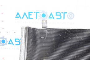 Radiatorul condensatorului de aer condiționat Toyota Camry v55 15-17 SUA este îndoit.