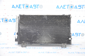 Radiatorul condensatorului de aer condiționat Toyota Corolla e12 02-06 este zdrobit, celulele s-au desprins.