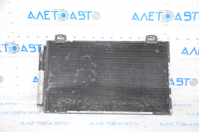 Radiatorul condensatorului de aer condiționat Toyota Corolla e12 02-06 este zdrobit, celulele s-au desprins