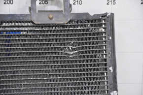 Radiatorul condensatorului de aer condiționat Toyota Corolla e12 02-06 este zdrobit, celulele s-au desprins