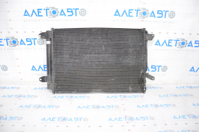 Radiatorul condensatorului de aer condiționat VW Jetta 11-18 SUA 2.5, 2.0 este presat cu celulele de jos.