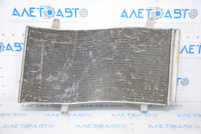 Radiatorul condensatorului de aer condiționat Toyota Camry v40 2.4, 3.5 este îndoit și zdrobit.