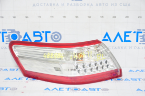 Lampa exterioară aripă stângă Toyota Camry v40 10-11 hibrid, suport rupt.