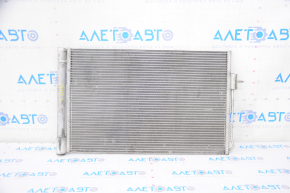 Radiatorul condensatorului de aer condiționat pentru Chevrolet Volt 11-15 este zdrobit.