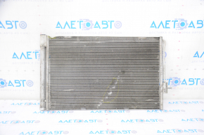 Radiatorul condensatorului de aer condiționat pentru Chevrolet Volt 11-15 este zdrobit.