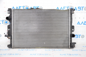 Radiatorul de răcire a apei pentru Ford C-max MK2 13-18 este îndoit, suporturile sunt rupte.