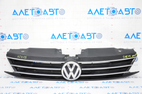 Решетка радиатора grill VW Jetta 15-18 USA со значком, с хромом, тычки на хроме, облез лак