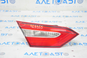 Lampa interioară pentru portbagaj stânga Toyota Camry v70 18- halogen, microfisuri.