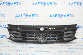 Решетка радиатора grill со значком VW Passat b8 16-19 USA песок, полез хром, трещина