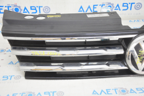 Решетка радиатора grill VW Tiguan 18-21 с эмблемой, 3 хром полоски, сверху черный глянец, песок