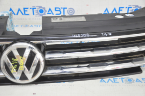 Решетка радиатора grill VW Tiguan 18-21 с эмблемой, 3 хром полоски, сверху черный глянец, песок