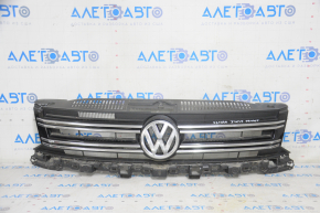 Решетка радиатора grill в сборе VW Tiguan 12-17 рест со значком, надломы, надлом, тычки и песок на хроме