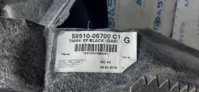 Acoperirea podelei pentru Toyota Camry v70 18- negru, fixările sunt rupte.