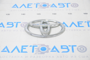 Emblema Toyota, sigla Toyota Highlander 08-13, este cromată și are direcționalele rupte.