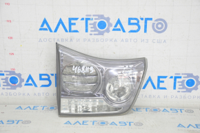 Lampa interioară pentru capacul portbagajului stânga Lexus RX350 RX400h 06-09, în stare de reparație, ghidajul este rupt, zgârieturi.