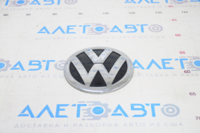 Emblema "VW" spatele VW Tiguan 18- farurile sunt rupte.