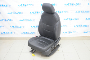 Scaunul șoferului Chevrolet Volt 16- cu airbag, mecanic, piele neagră, cusături albastre, cu încălzire, uzat.