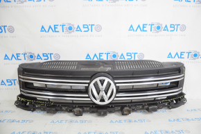 Решетка радиатора grill в сборе VW Tiguan 12-17 рест со значком, сломана, песок