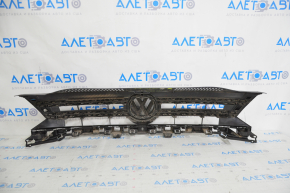 Решетка радиатора grill в сборе VW Tiguan 12-18 рест со значком, сломана, песок