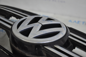 Решетка радиатора grill в сборе VW Tiguan 12-18 рест со значком, сломана, песок
