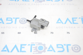 Supapa solenoidă de admisie pe Jaguar F-Pace X761 17-