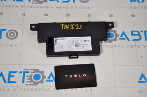 Blocul de interacțiune keyless al modelului Tesla Model 3 21- cu cheie, cardul este îndoit.