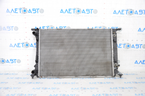 Radiatorul de răcire a apei pentru Audi A4 B8 08-16 2.0T are suportul rupt.