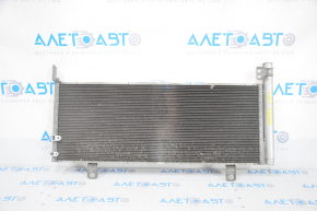 Radiatorul condensatorului de aer condiționat Toyota Camry v40 hibrid, a fost zdrobit.