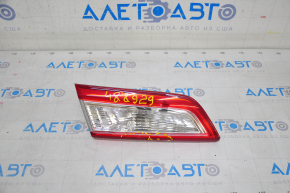 Lampa interioară de pe capacul portbagajului stânga Toyota Camry v50 12-14 SUA are o fisură.