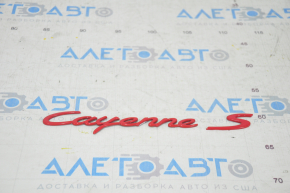 Emblema spate cu inscripția "Cayenne S" Porsche Cayenne 958 11-18 roșie.