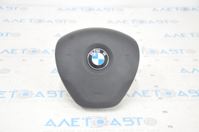 Airbagul de siguranță în volanul șoferului BMW 3 F30 12-18 cu micro-fisuri pe emblema.