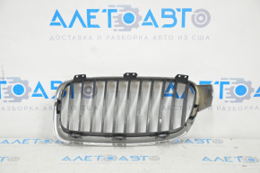 Grila radiatorului dreapta BMW 3 F30 4d 12-18, nisip pe crom, ghidaj rupt.