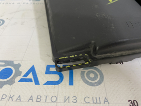 Capacul cutiei de siguranțe sub capotă pentru VW Passat b7 12-15 USA are prinderea ruptă