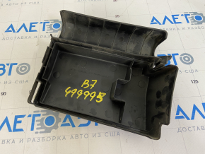 Capacul cutiei de siguranțe sub capotă pentru VW Passat b7 12-15 USA are prinderea ruptă