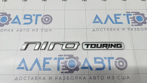 Emblema cu inscripția NIRO TOURING pe ușa portbagajului Kia Niro 17-22 HEV are un butuc pe litera.