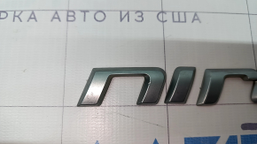 Emblema cu inscripția NIRO TOURING pe ușa portbagajului Kia Niro 17-22 HEV are un butuc pe litera.