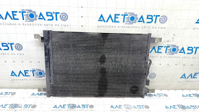 Radiatorul condensatorului de aer condiționat Audi A3 8V 15-20 1.4T, 1.8T, 2.0T este zdrobit.