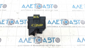 Capacul cutiei de siguranțe sub capotă Audi A3 8V 15-20 lateral.