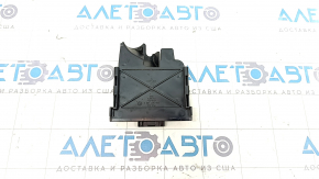 Capacul cutiei de siguranțe sub capotă Audi A3 8V 15-20 lateral.