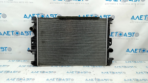 Radiatorul de răcire a apei Ford C-max MK2 13-18 are fixările inferioare rupte.