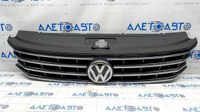 Grila radiatorului cu emblema VW Passat b8 16-19 SUA nisip, fisura in fixare, plastic topit, zgarietura