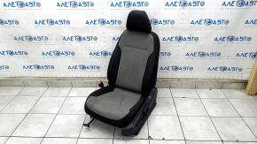 Scaunul șoferului VW Jetta 11-18 SUA fără airbag, manual, material textil negru-gri, necesită curățare chimică, zgârieturi pe capacul de protecție.