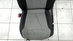 Scaunul șoferului VW Jetta 11-18 SUA fără airbag, manual, material textil negru-gri, necesită curățare chimică, zgârieturi pe capacul de protecție